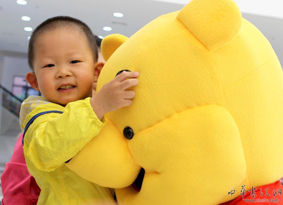 （&ldquo;六一&rdquo;兒童節(jié)）（1）上海：陪小病友過&ldquo;六一&rdquo;　共繪&ldquo;我心中的兒童醫(yī)院&rdquo; 