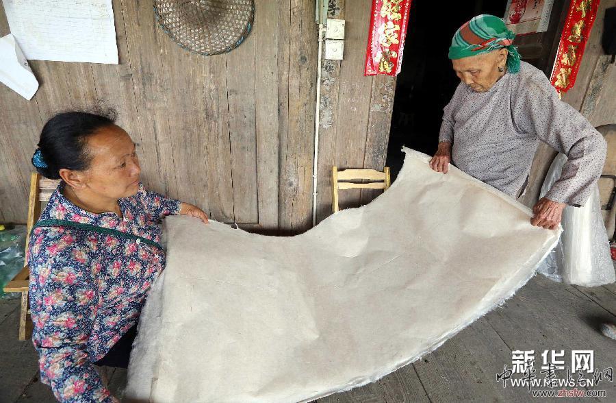 貴州瑤寨手工棉紙作坊漸有生機(jī) 組圖 #(社會(huì))(4)貴州瑤寨手工棉紙作坊漸有生機(jī)