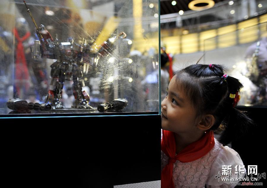 （社會(huì)）（2）和變形金剛一起過(guò)&ldquo;六一&rdquo;