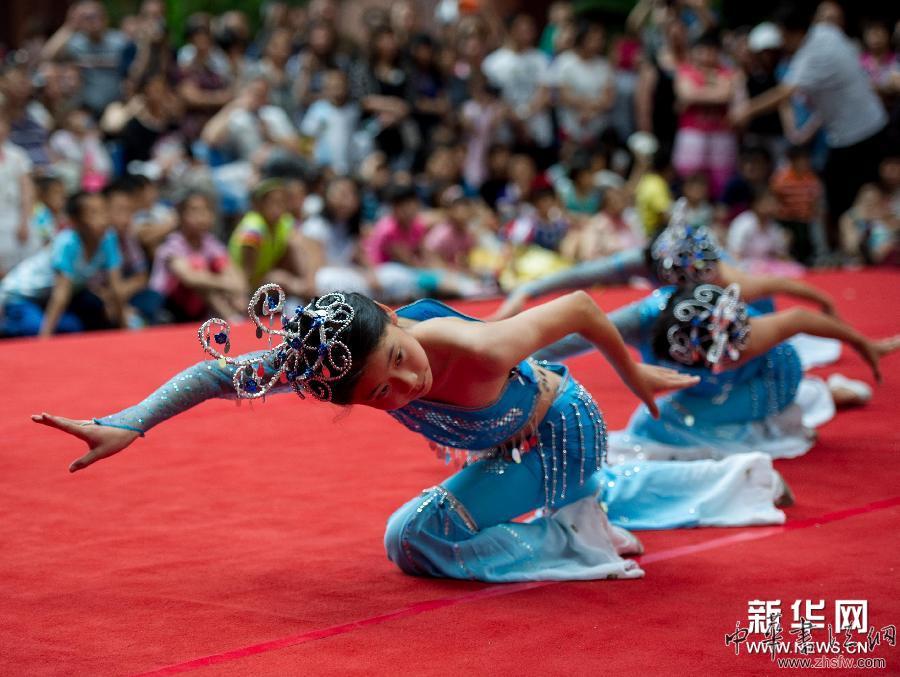 國(guó)家大劇院“六一”打造兒童主題日 組圖 (文化)(1)國(guó)家大劇院“六一”打造兒童主題日