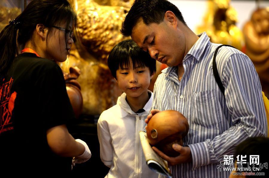 臺(tái)灣檜木藝術(shù)品熱銷山東 圖 (晚報(bào))臺(tái)灣檜木藝術(shù)品熱銷山東