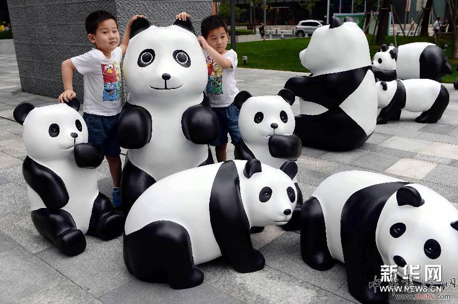 百只“熊貓”霸占街頭 萌態(tài)百出宣揚(yáng)環(huán)保 #(晚報(bào))(4)百只“熊貓”霸占街頭 萌態(tài)百出宣揚(yáng)環(huán)保