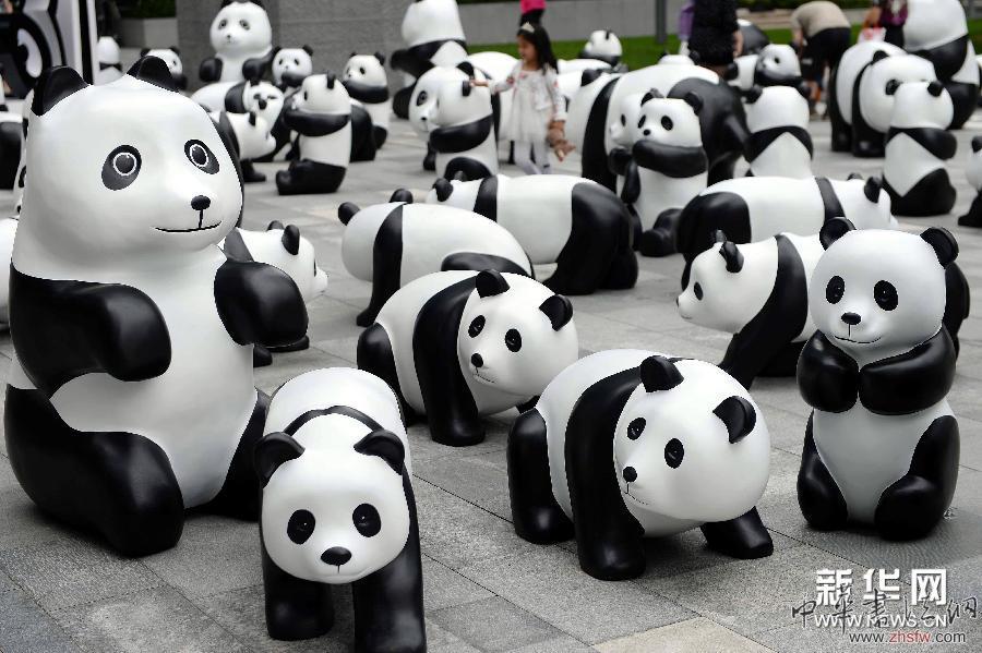 #（晚報）（2）百只&ldquo;熊貓&rdquo;霸占街頭 萌態(tài)百出宣揚環(huán)保