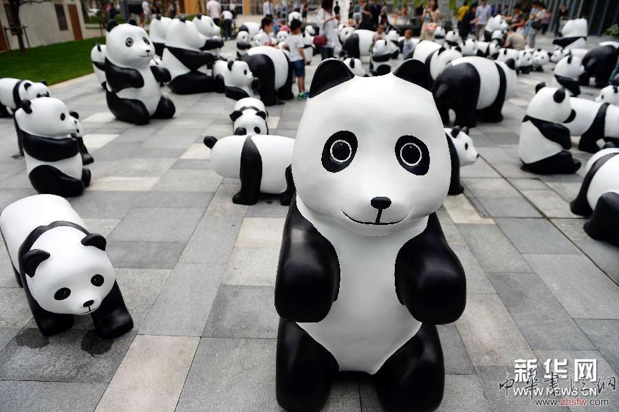 百只“熊貓”霸占街頭 萌態(tài)百出宣揚環(huán)保 #(晚報)(3)百只“熊貓”霸占街頭 萌態(tài)百出宣揚環(huán)保
