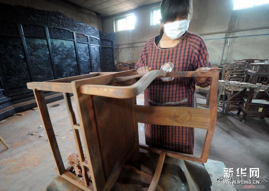 （社會(huì)）（2）南漢村傳統(tǒng)仿古紅木家具制作掀&ldquo;古典文化&rdquo;致富熱