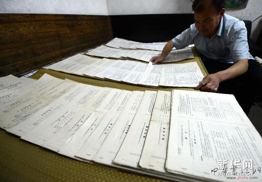 南昌六旬老人收藏36載高考卷 組圖 (社會(huì))(4)南昌六旬老人收藏36載高考卷