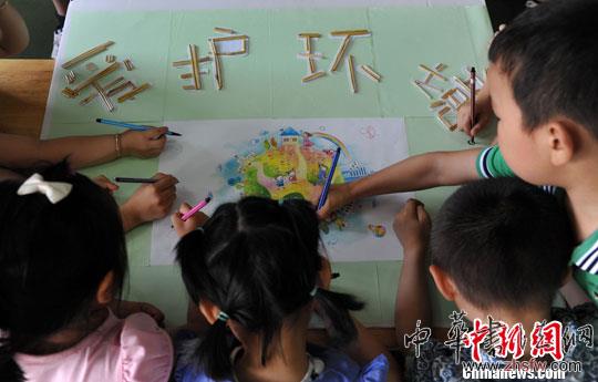 安徽兒童麥秸作畫 呼吁保護(hù)環(huán)境