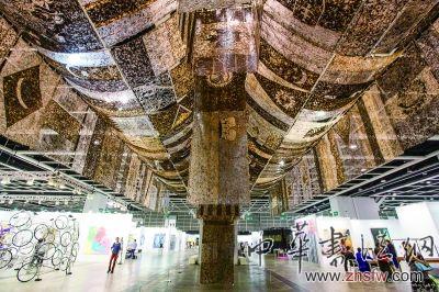 2014年香港巴塞爾展場(chǎng)中谷文達(dá)的藝術(shù)項(xiàng)目