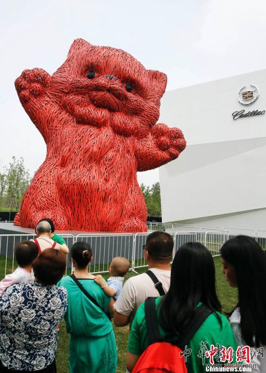 大黃鴨之父新作“大粉貓”吸引游客