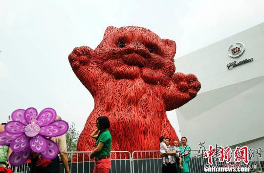 大黃鴨之父新作“大粉貓”吸引游客