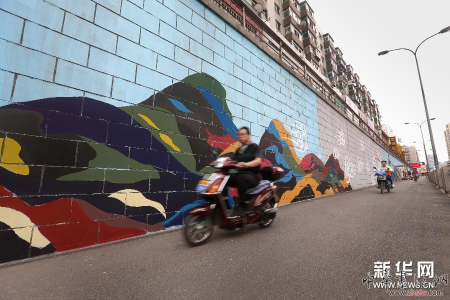 （晚報(bào)）（2）沈陽：大學(xué)畢業(yè)生手繪千米彩墻作留念