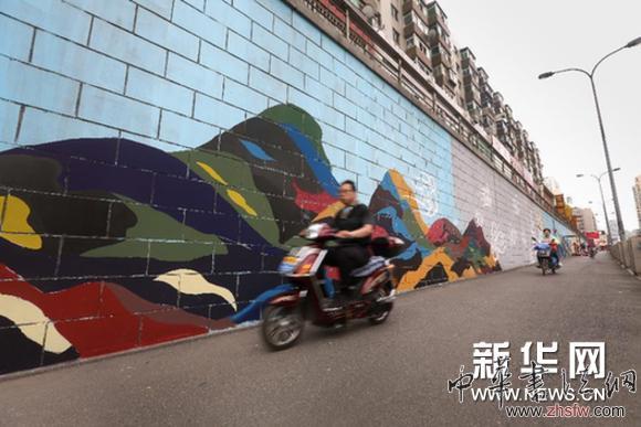 （晚報(bào)）（2）沈陽(yáng)：大學(xué)畢業(yè)生手繪千米彩墻作留念