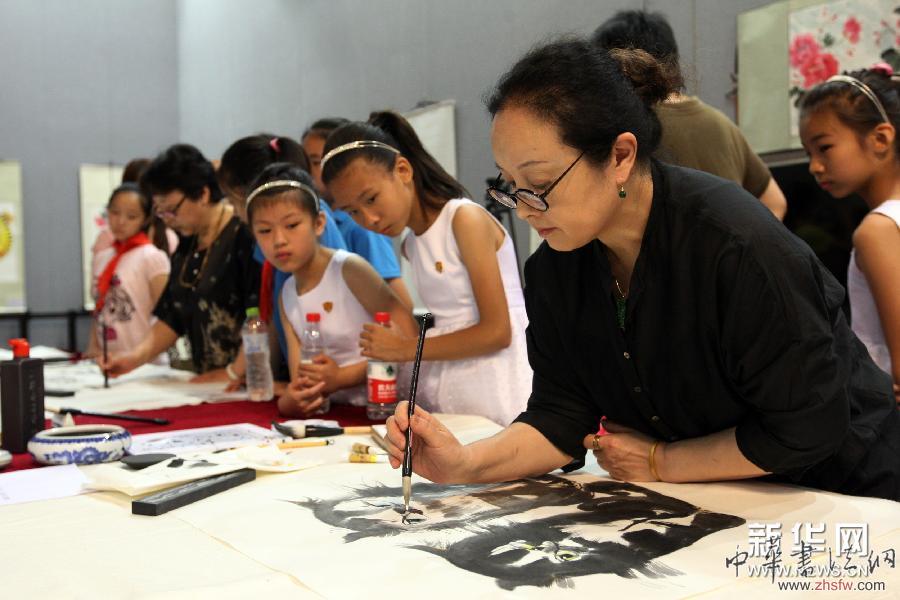 #（晚報(bào)）（2）北京小學(xué)生與書畫藝術(shù)家同場(chǎng)揮毫潑墨