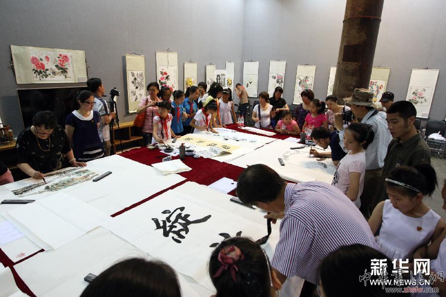 北京小學(xué)生與書畫藝術(shù)家同場揮毫潑墨 組圖 #(晚報)(1)北京小學(xué)生與書畫藝術(shù)家同場揮毫潑墨