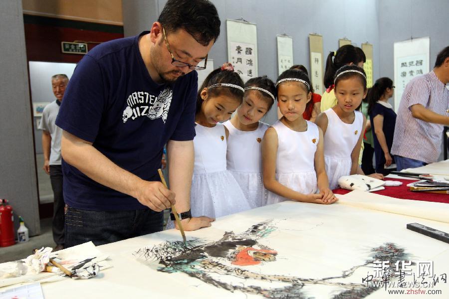 北京小學(xué)生與書畫藝術(shù)家同場揮毫潑墨 組圖 #(晚報(bào))(3)北京小學(xué)生與書畫藝術(shù)家同場揮毫潑墨
