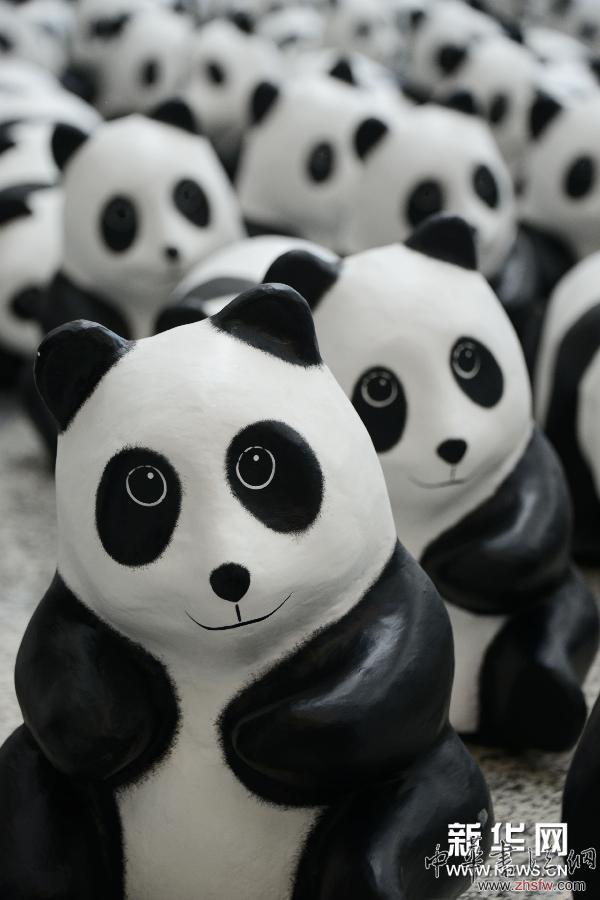 （文化）（3）1600只紙制熊貓亮相香港國(guó)際機(jī)場(chǎng)