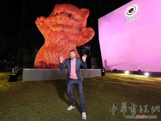 盡管家喻戶曉的大黃鴨與上海失之交臂，但荷蘭藝術(shù)家弗洛倫泰因霍夫曼的新作“大粉貓”卻是專為今年的上海藝術(shù)設(shè)計(jì)雙周展而來(lái)