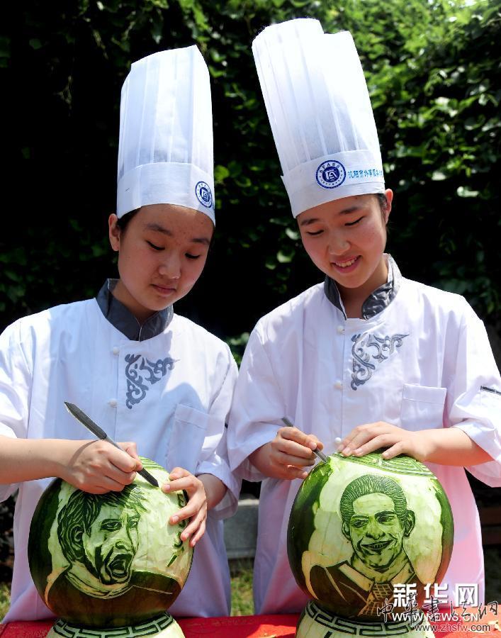 #（社會(huì)）（1）西瓜上雕刻世界杯球星