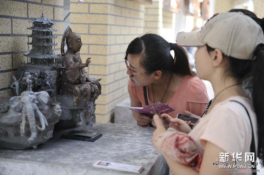畢業(yè)作品展上的草原風情 組圖 (晚報)(1)畢業(yè)作品展上的草原風情