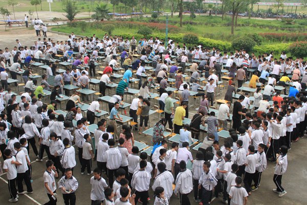 《書法報(bào)·硬筆書法》執(zhí)行主編嚴(yán)海南為寧化城東中學(xué)揭牌