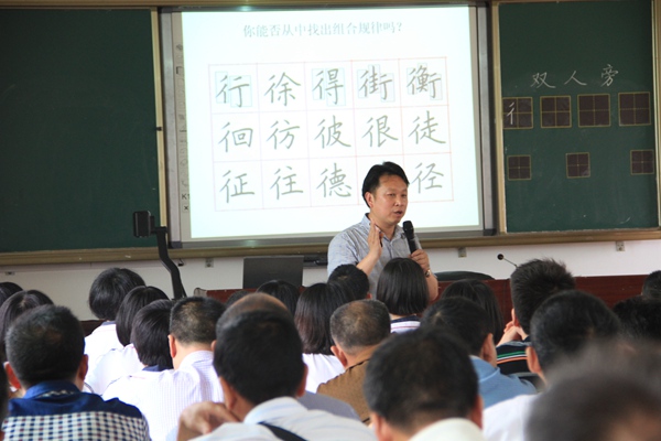 《書法報(bào)·硬筆書法》執(zhí)行主編嚴(yán)海南為寧化城東中學(xué)揭牌