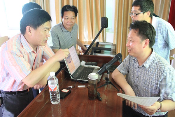 《書法報(bào)·硬筆書法》執(zhí)行主編嚴(yán)海南為寧化城東中學(xué)揭牌