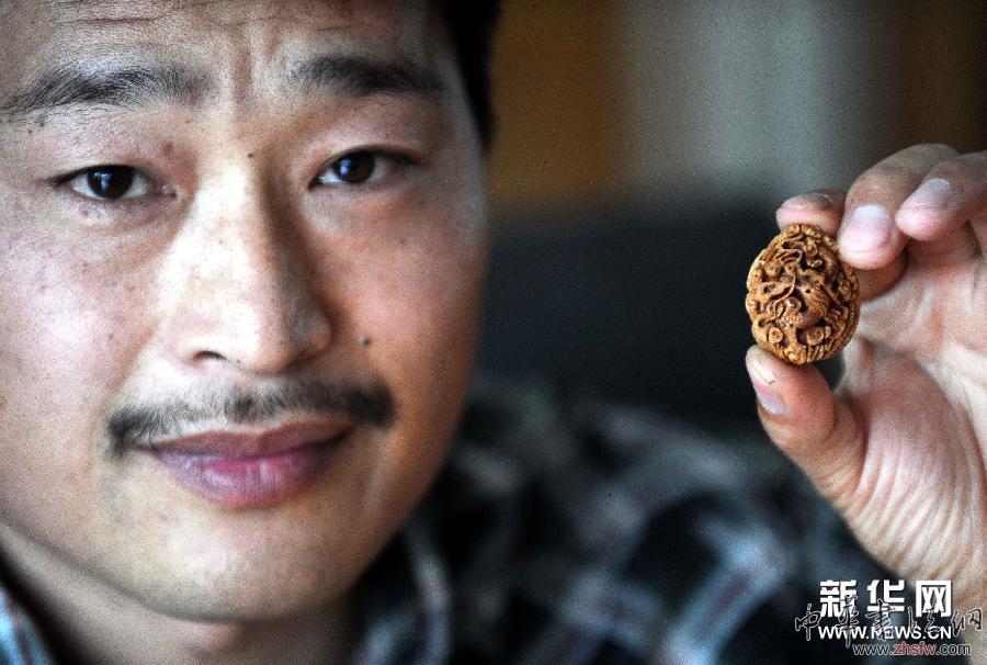 （社會）（3）小核雕展現(xiàn)大世界