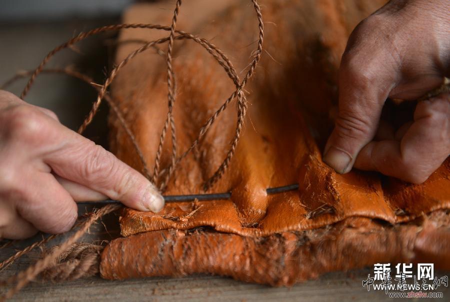 織蓑衣——“樹皮成衣”的古老縫紉技藝 組圖 #(文化)(4)織蓑衣——“樹皮成衣”的古老縫紉技藝