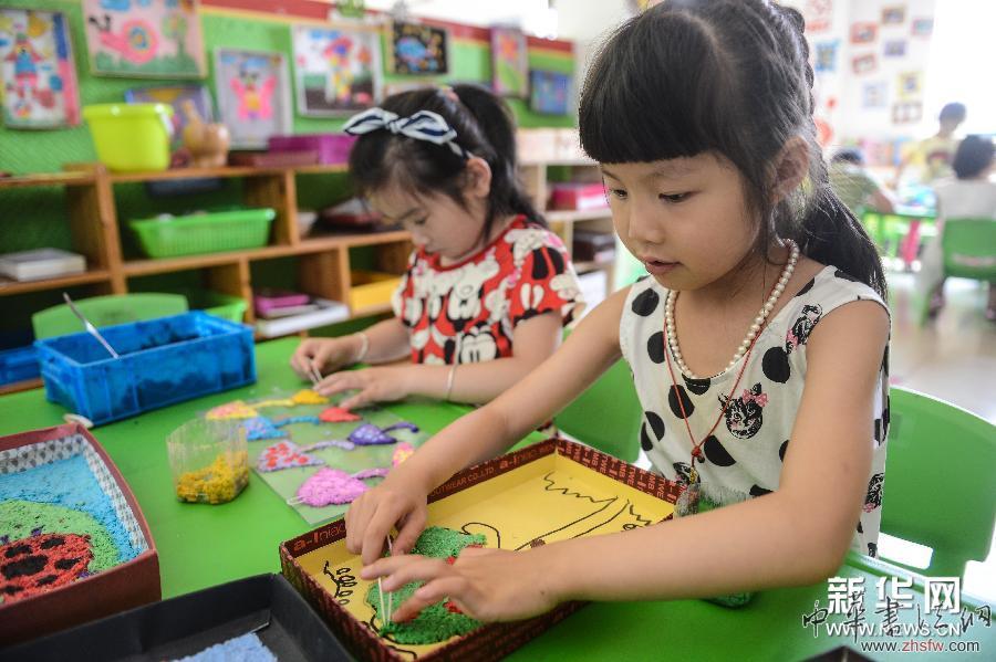 紙漿作畫 環(huán)保時尚 組圖 (教育)(3)紙漿作畫 環(huán)保時尚