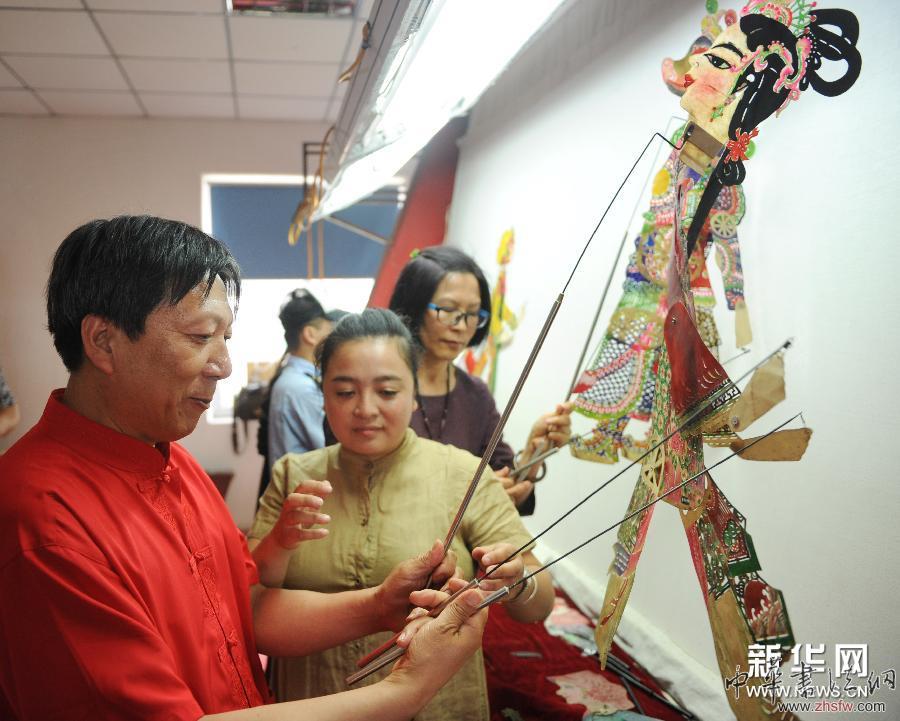 沈陽關(guān)氏皮影傳承人收徒傳藝 (晚報(bào))(3)沈陽關(guān)氏皮影傳承人收徒傳藝