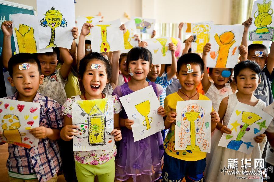 小小童心畫(huà)出“世界杯” 組圖 (社會(huì))(2)小小童心畫(huà)出“世界杯”