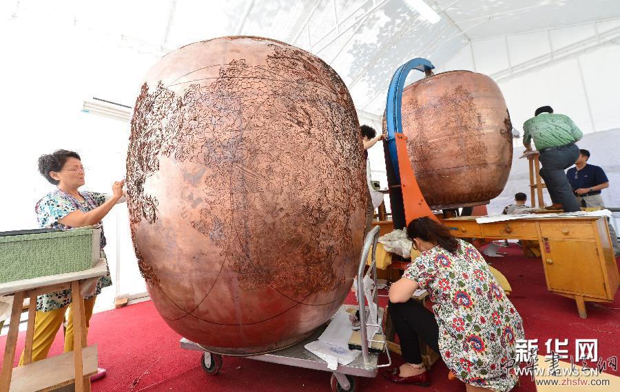 北京琺瑯廠打造4米高景泰藍花鳥大瓶 組圖 #(文化)(1)北京琺瑯廠打造4米高景泰藍花鳥大瓶