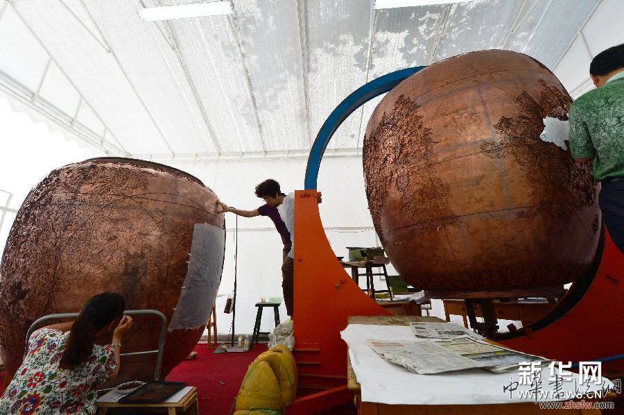 北京琺瑯廠打造4米高景泰藍花鳥大瓶 組圖 #(文化)(2)北京琺瑯廠打造4米高景泰藍花鳥大瓶