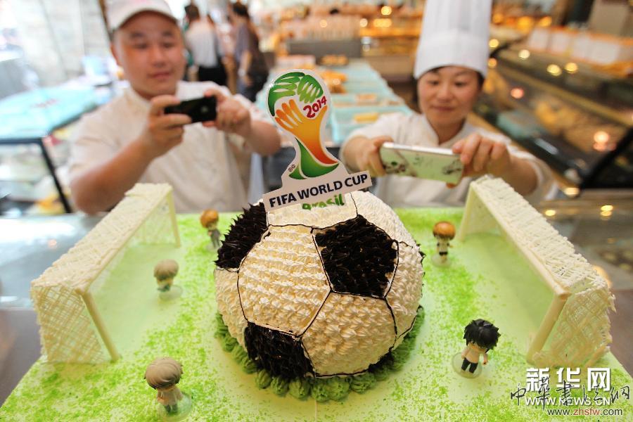 #（社會）（3）&ldquo;世界杯足球&rdquo;蛋糕惹人眼