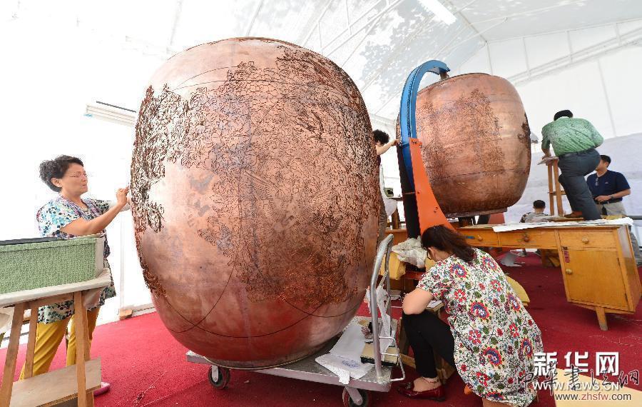 北京琺瑯廠打造4米高景泰藍(lán)花鳥大瓶 圖 #(文化)(1)北京琺瑯廠打造4米高景泰藍(lán)花鳥大瓶