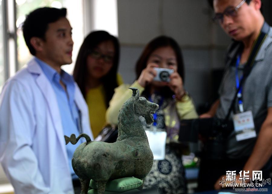 蘭州:市民走進文物“醫(yī)院” 組圖 (文化)(2)蘭州:市民走進文物“醫(yī)院”