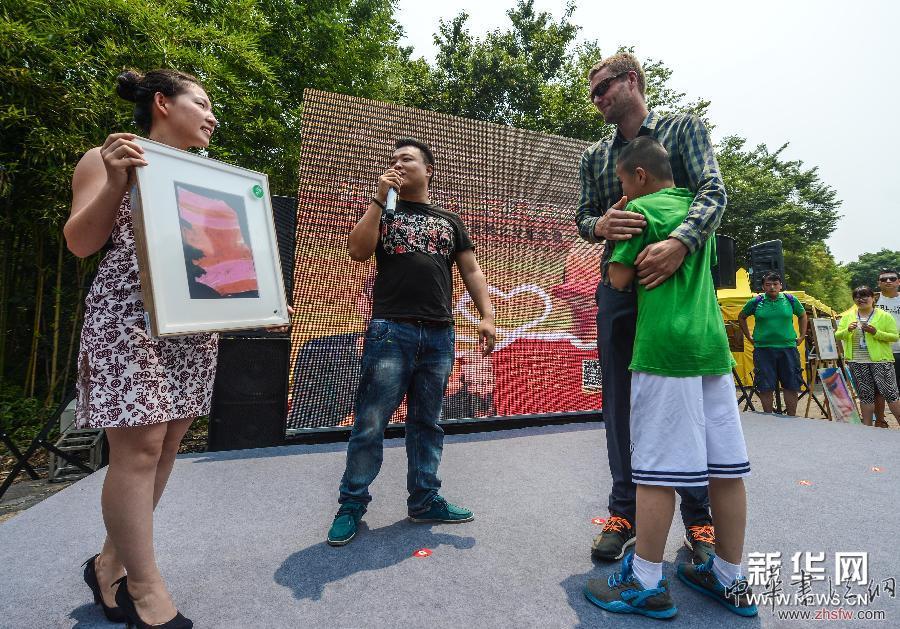 （社會）（4）杭州西溪濕地&ldquo;大黃鴨&rdquo;助力愛心公益