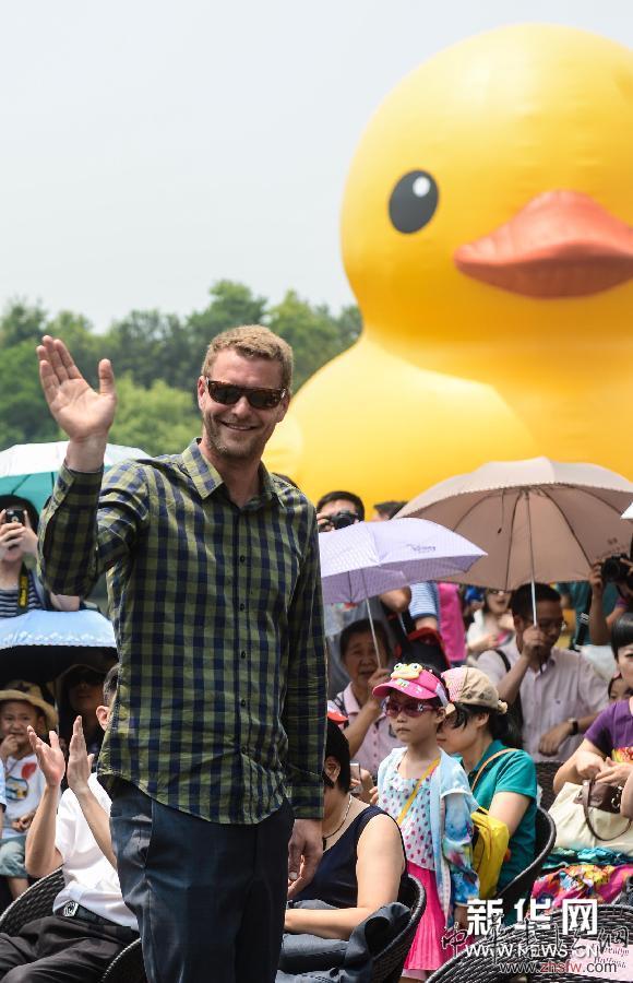 （社會(huì)）（3）杭州西溪濕地&ldquo;大黃鴨&rdquo;助力愛(ài)心公益