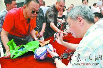 免費(fèi)鑒寶的現(xiàn)場(chǎng)人頭涌涌，市民十分踴躍。 南方日?qǐng)?bào)記者 梁維春 攝