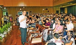 在深圖“黃埔講堂”現(xiàn)場，陳丹青(左)與觀眾親切互動。 (陳彥 攝)