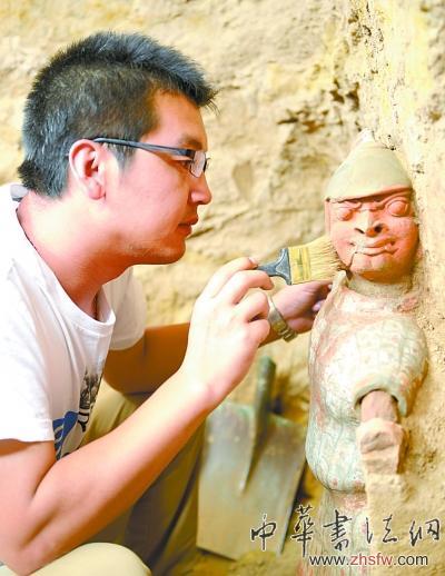 山西大同發(fā)現(xiàn)北魏石槨墓 出土彩陶隨葬品