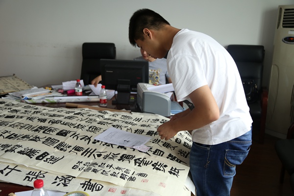 工作人員認(rèn)真核對作品信息