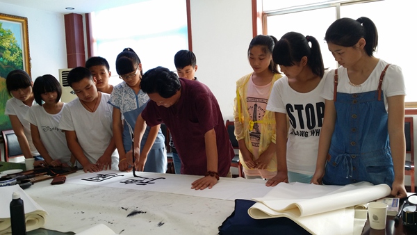 孫中正 李龍發(fā) 尤榮山 孫晉軒送書畫到校園