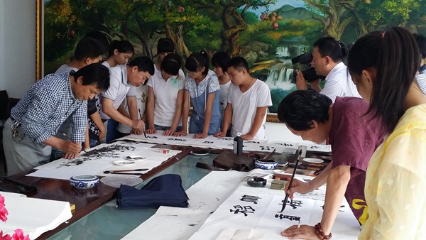 孫中正 李龍發(fā) 尤榮山 孫晉軒送書畫到校園