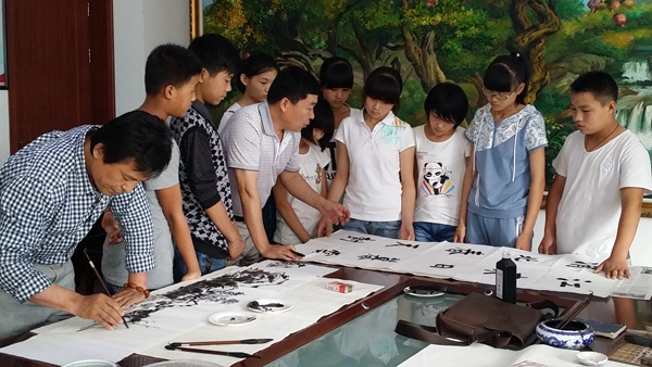 孫中正 李龍發(fā) 尤榮山 孫晉軒送書畫到校園