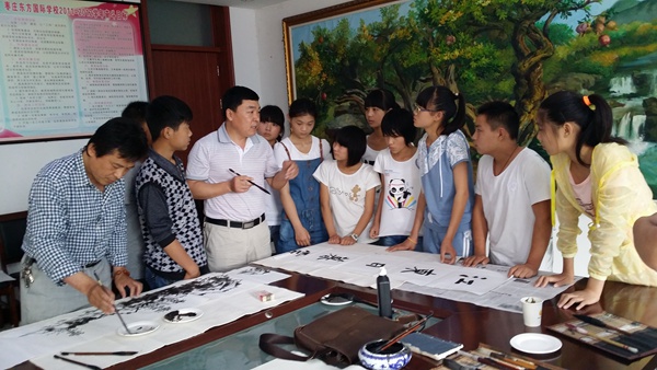 孫中正 李龍發(fā) 尤榮山 孫晉軒送書畫到校園