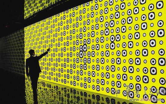 藝評:藝術(shù)搭消費主義戰(zhàn)車 今年5月,愛馬仕在“藝術(shù)北京”展出“8Ties”互動數(shù)碼影像展覽