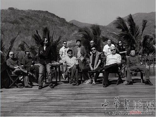 2007年1月10日，三亞，從左至右依次為:張曉剛、吳山專(zhuān)、王廣義、曾梵志、 呂澎、周春芽、岳敏君、張培力、毛旭輝、葉永青、李路明 （圖/肖全）