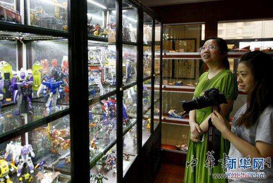 7月2日,在懷舊玩具展上,兩位觀眾在擺滿變形金剛玩具的展柜前參觀。新華社記者 方喆 攝