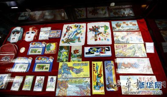 7月2日,懷舊玩具展展柜中擺放著變形金剛系列的連環(huán)畫、文具等。新華社記者 方喆 攝 
